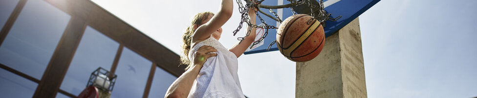 Junge spielt Basketball